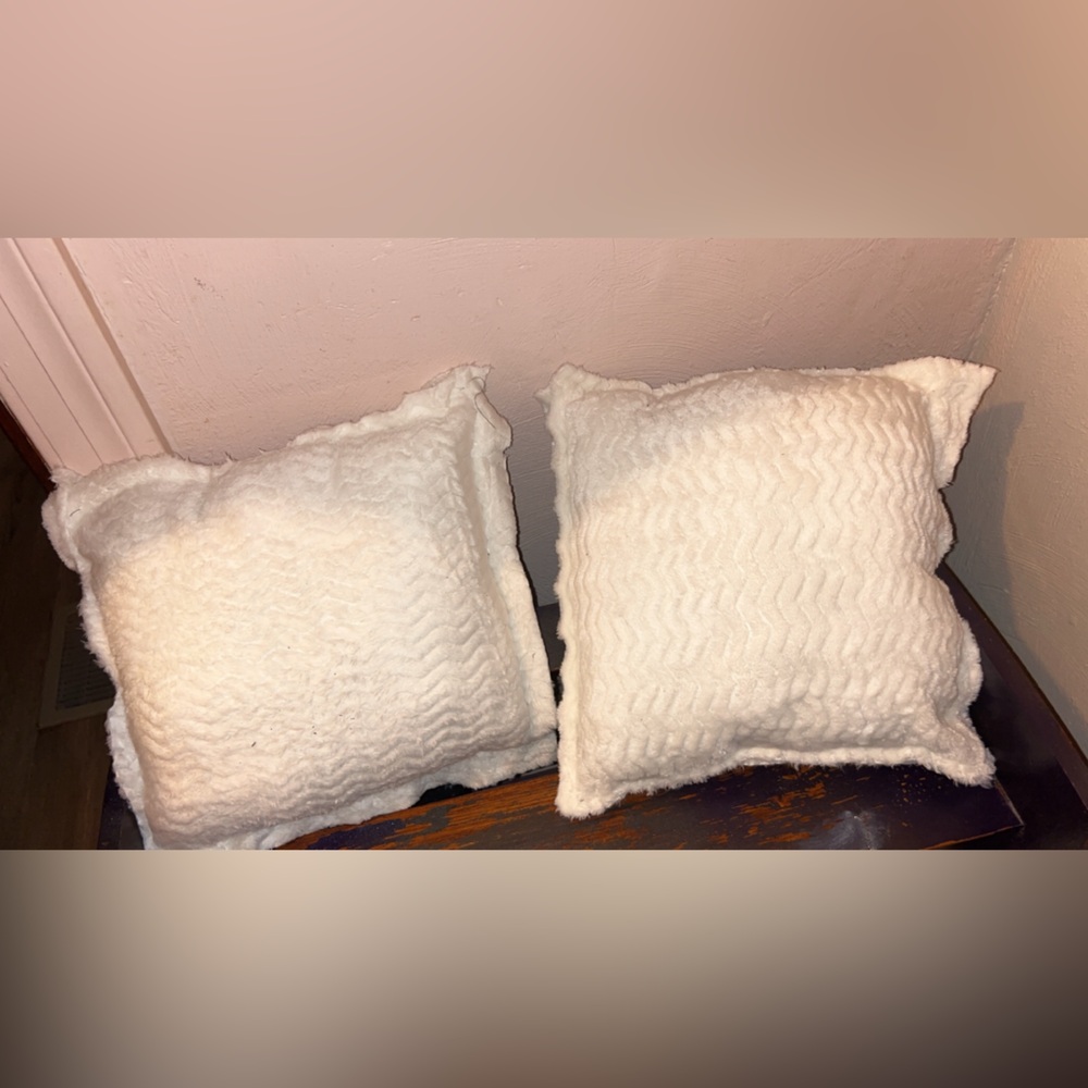 Set of throw pillows